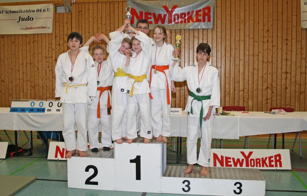 Gruppenfoto_Jungen_Maedchen_Pokal